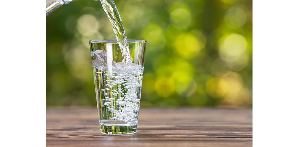 每天喝足够的水产生超过一加仑的尿液有助于预防肾结石, 斯科特·维纳说, MD.